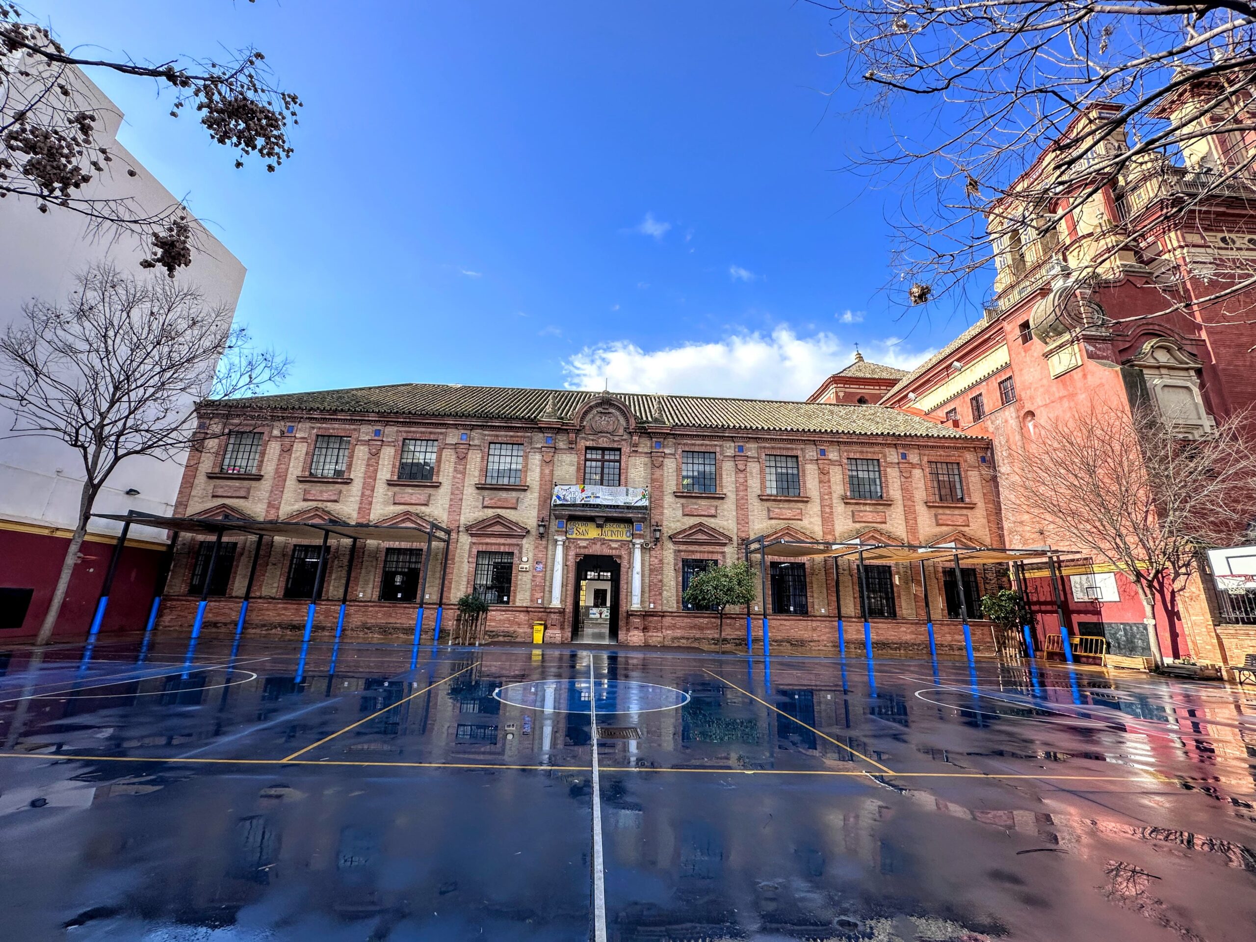 Patio de entrada del Colegio San Jacinto en Triana, Sevilla.