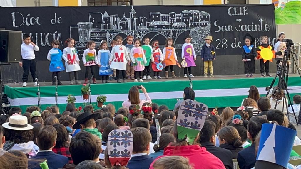 Alumnos del CEIP San Jacinto en la actuación del Día de Andalucía
